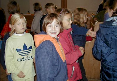 Die Kinder gehen zum Kindergottesdienst ....