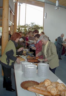 Im neuen Gemeindehaus ist das Buffet schon aufgebaut