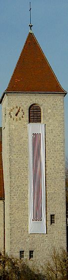 Kirchturm der Christuskirche mit Jesus2000-Fahne