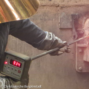 Temperaturmessung der Glockenbronze im Schmelzofen